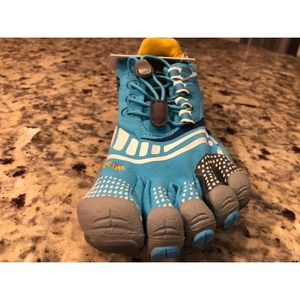 Unworn and tag attached Vibram Fivefingers